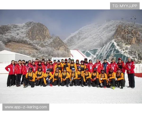 高山滑雪训练营开展国际教练短期交流提升教学质量，高山滑雪教学视频